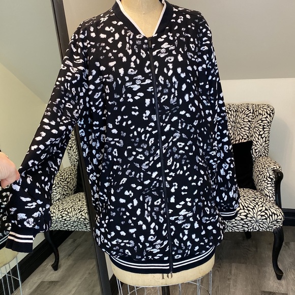 Vince Camuto animal print black and white zip up jacket - Picture 6 of 12